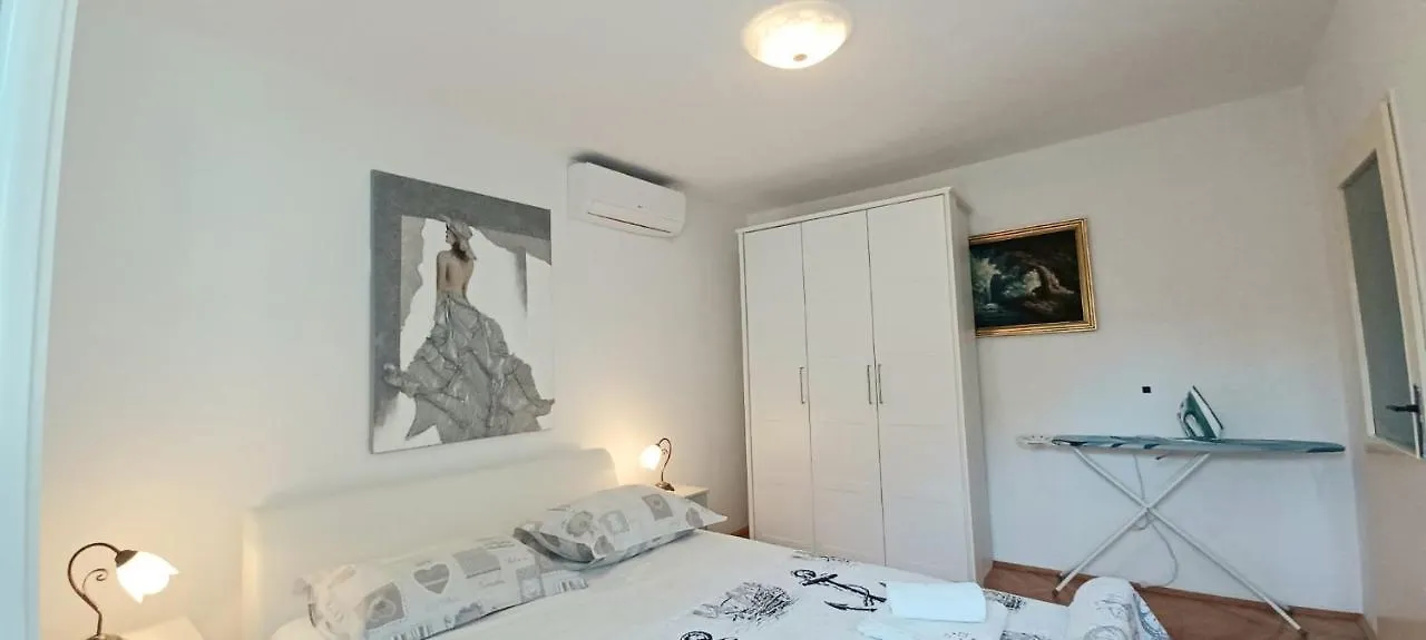 Perina Apartment Trogir 0*,