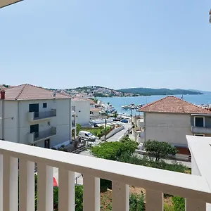 T&t Sea View Apartament